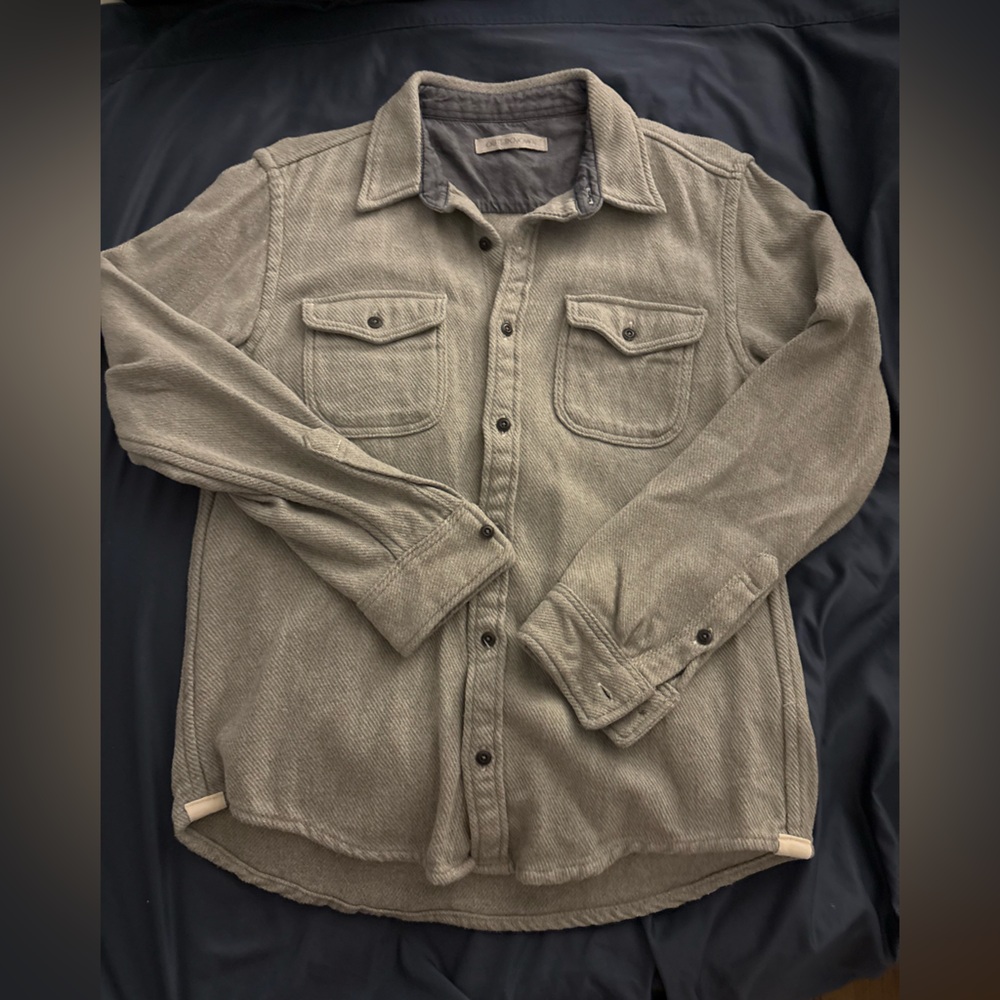 Men's Gray Button-Up Shirt